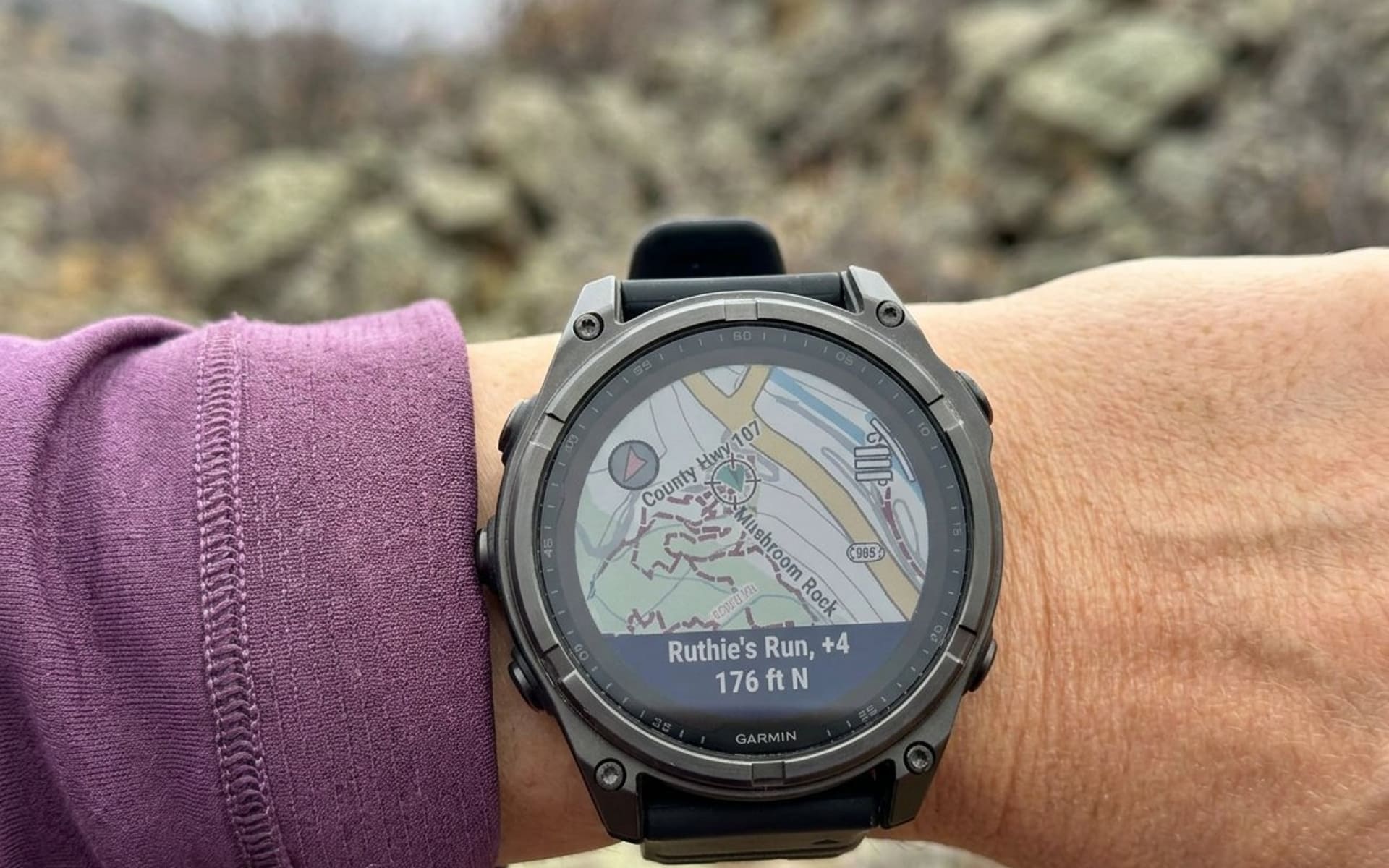 Garmin Fenix 9 на руке в горах