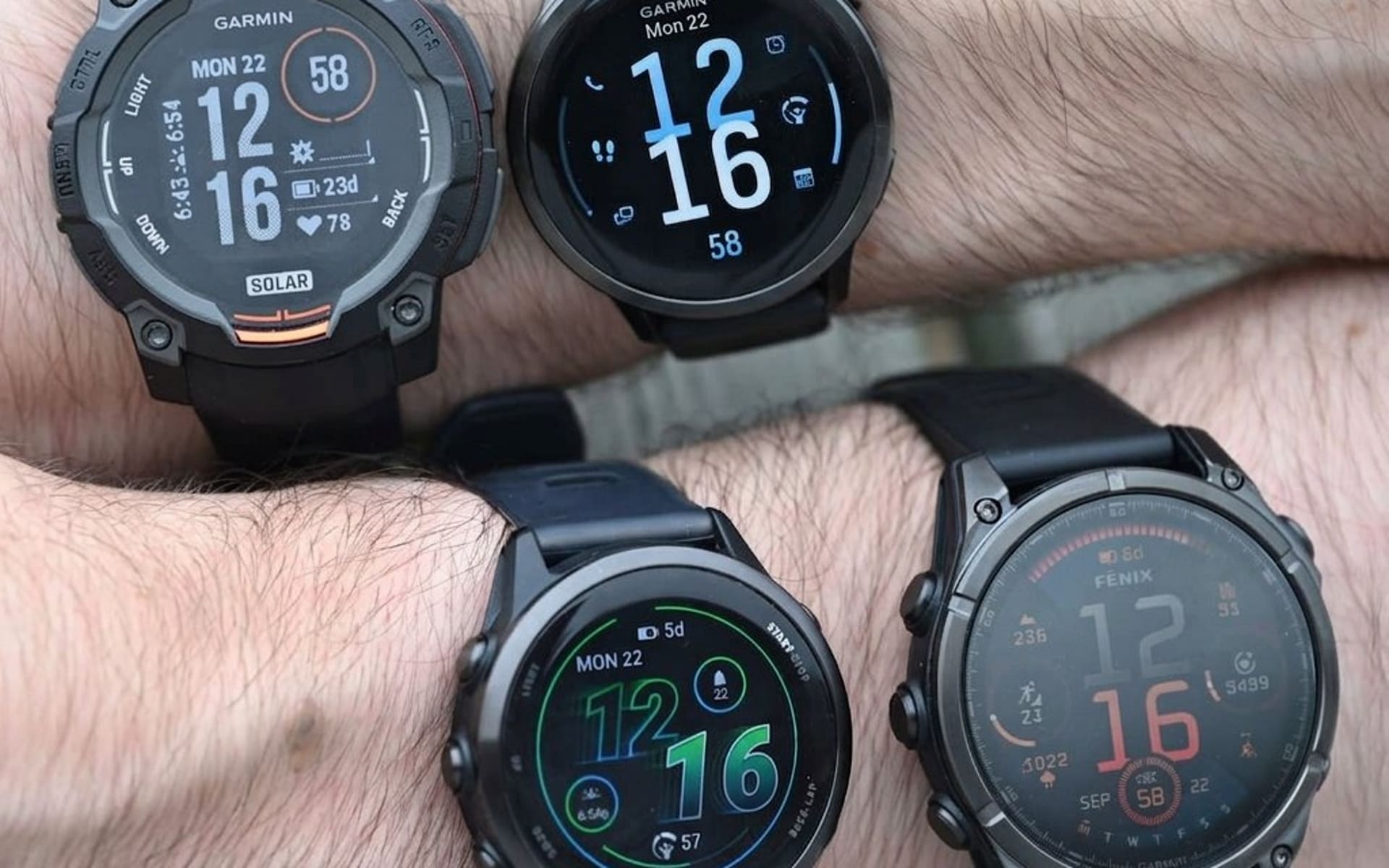 Часы Garmin разных размеров на запястье