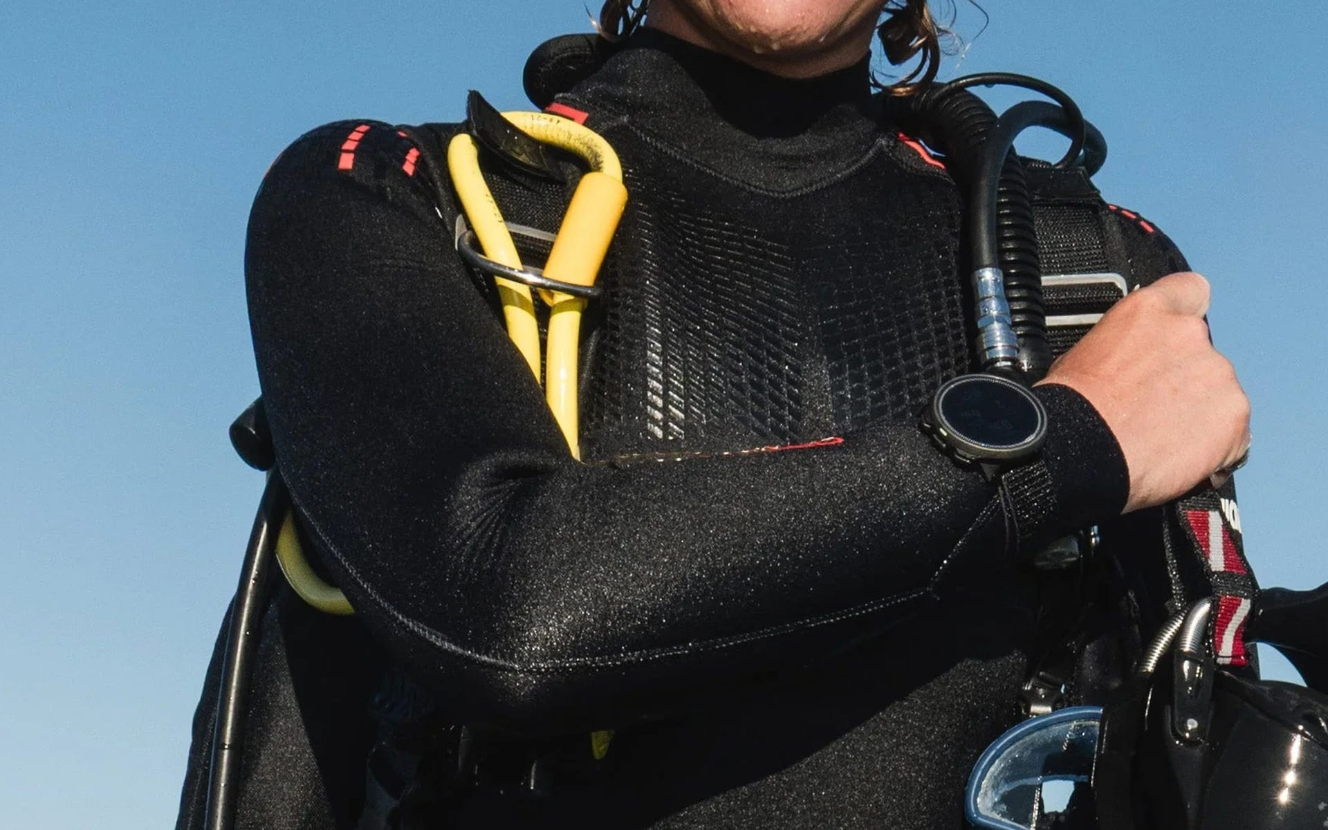 Suunto Nautic S на запястье крупным планом