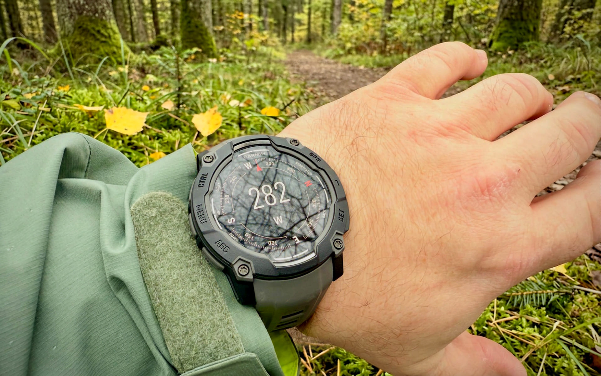 Компас на экране Garmin Instinct 3