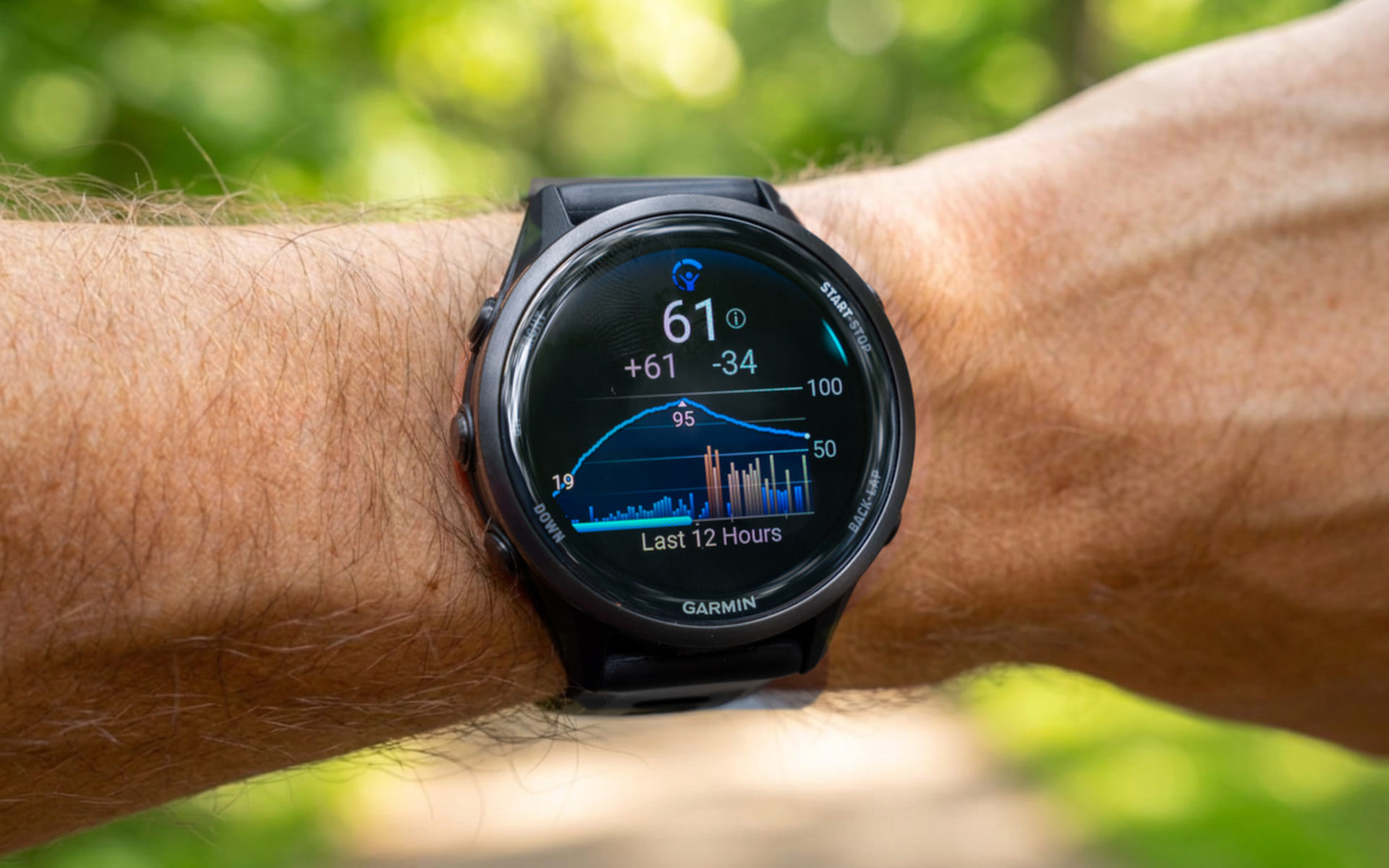Garmin Forerunner 970 на руке бегуна