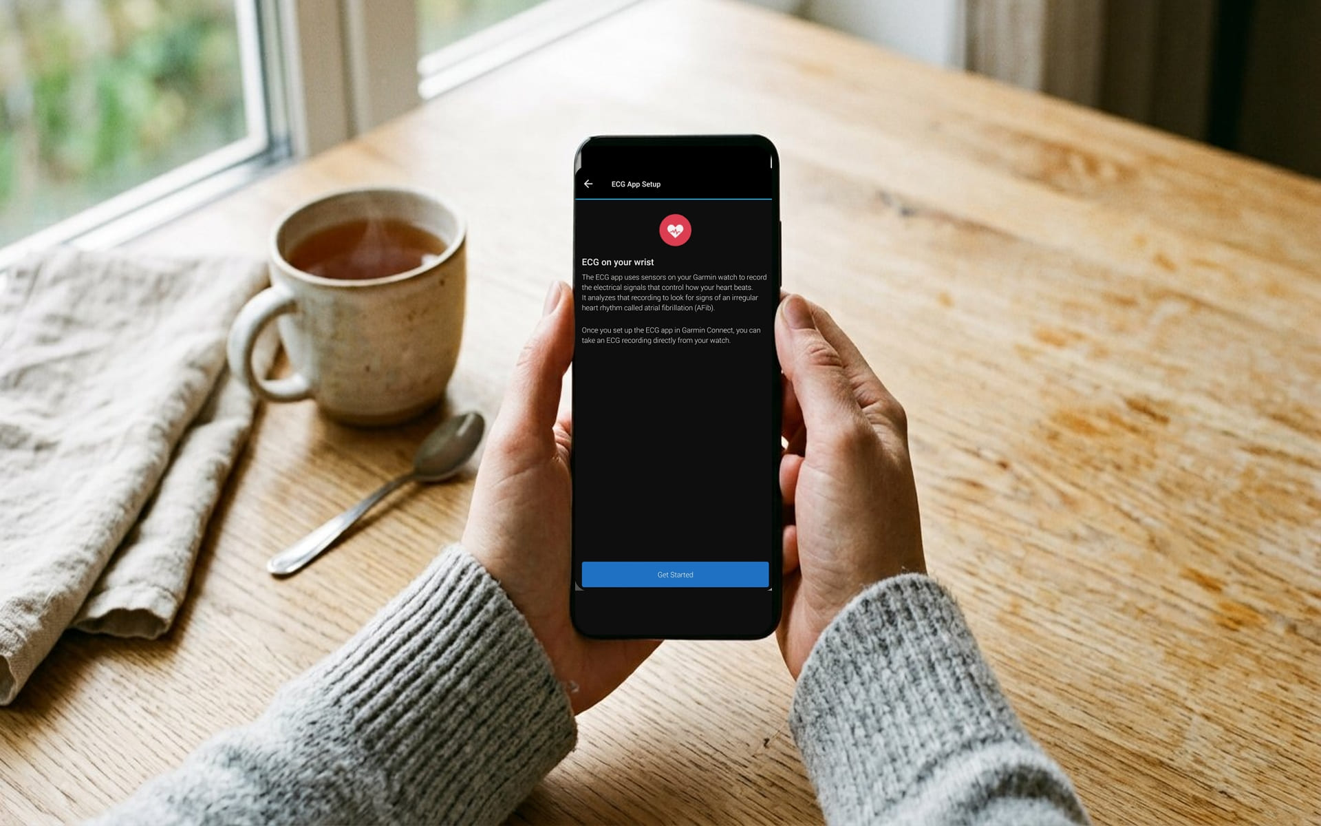 Смартфон с приложением Garmin Connect рядом с часами