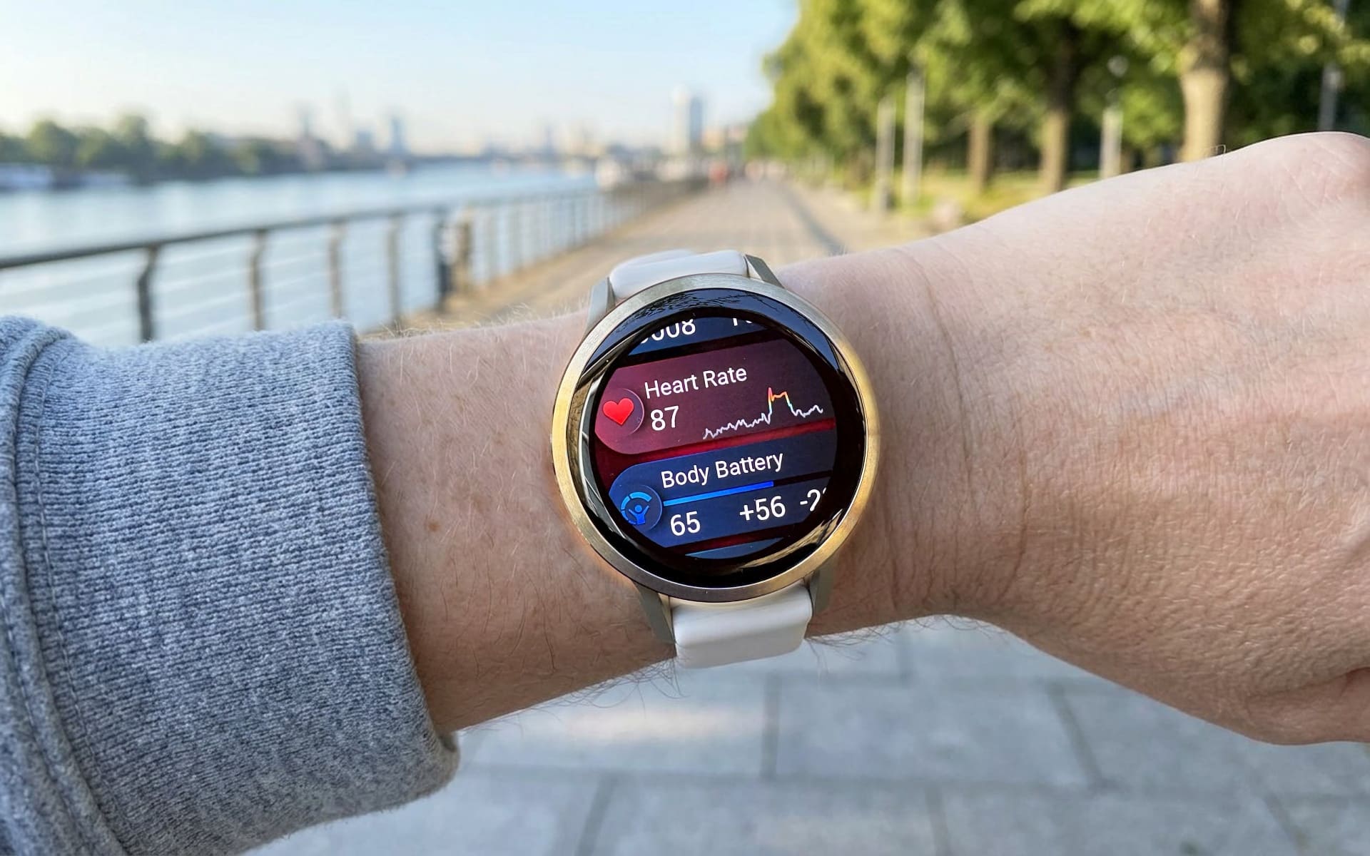 Часы Garmin показывают пульс на запястье
