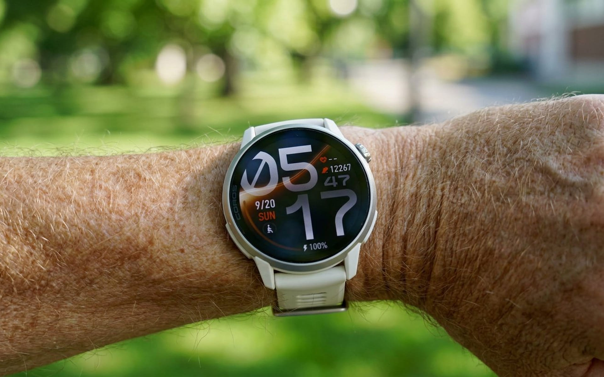 Coros Pace 4 Pro крупным планом на руке бегуна