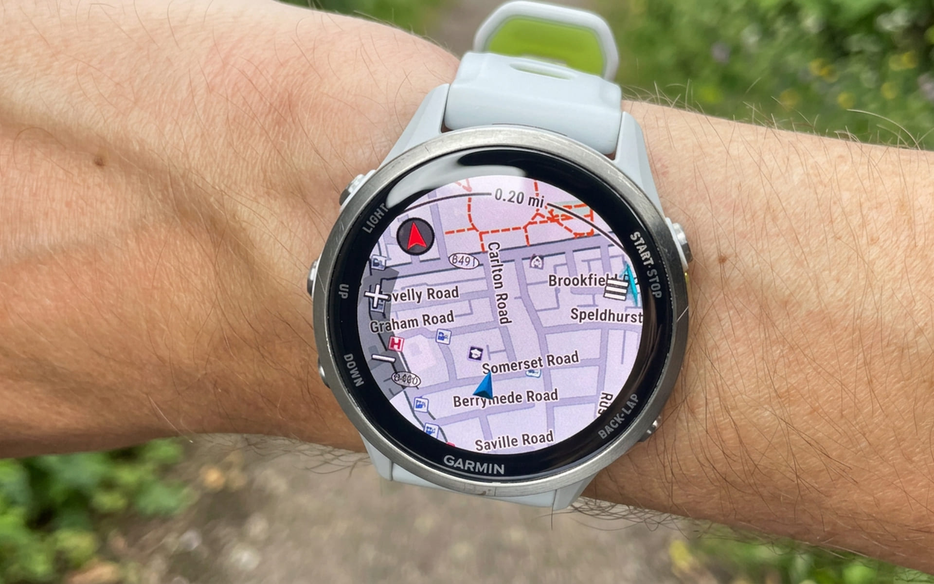 Карта с маршрутом на экране Garmin Forerunner 970