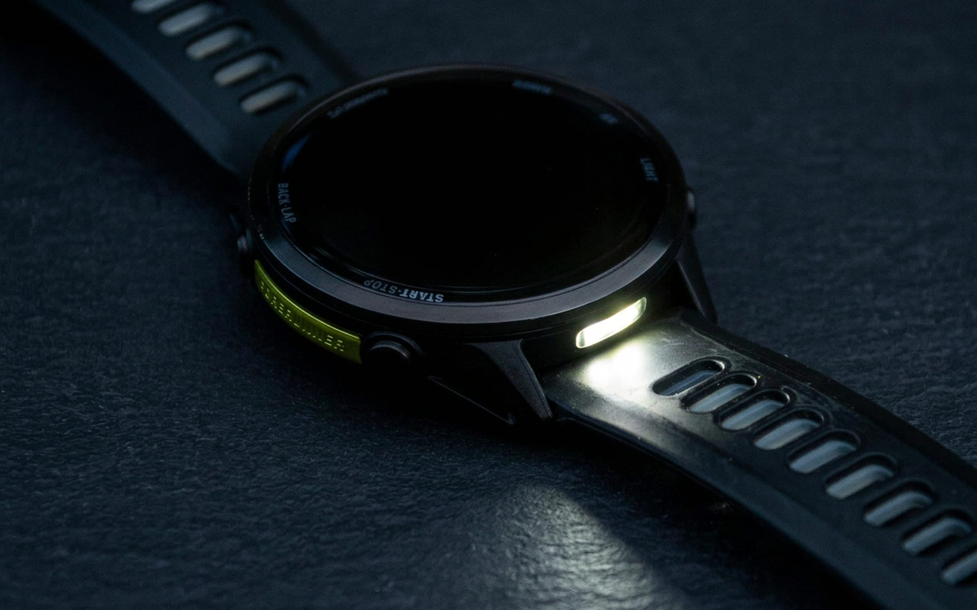 Светодиодный фонарик Garmin Forerunner 970 в сумерках