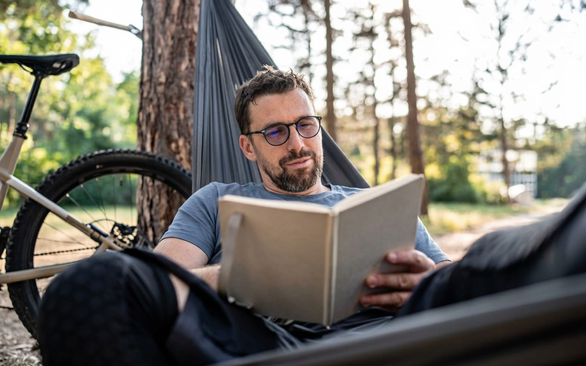 Отдых в гамаке с книгой
