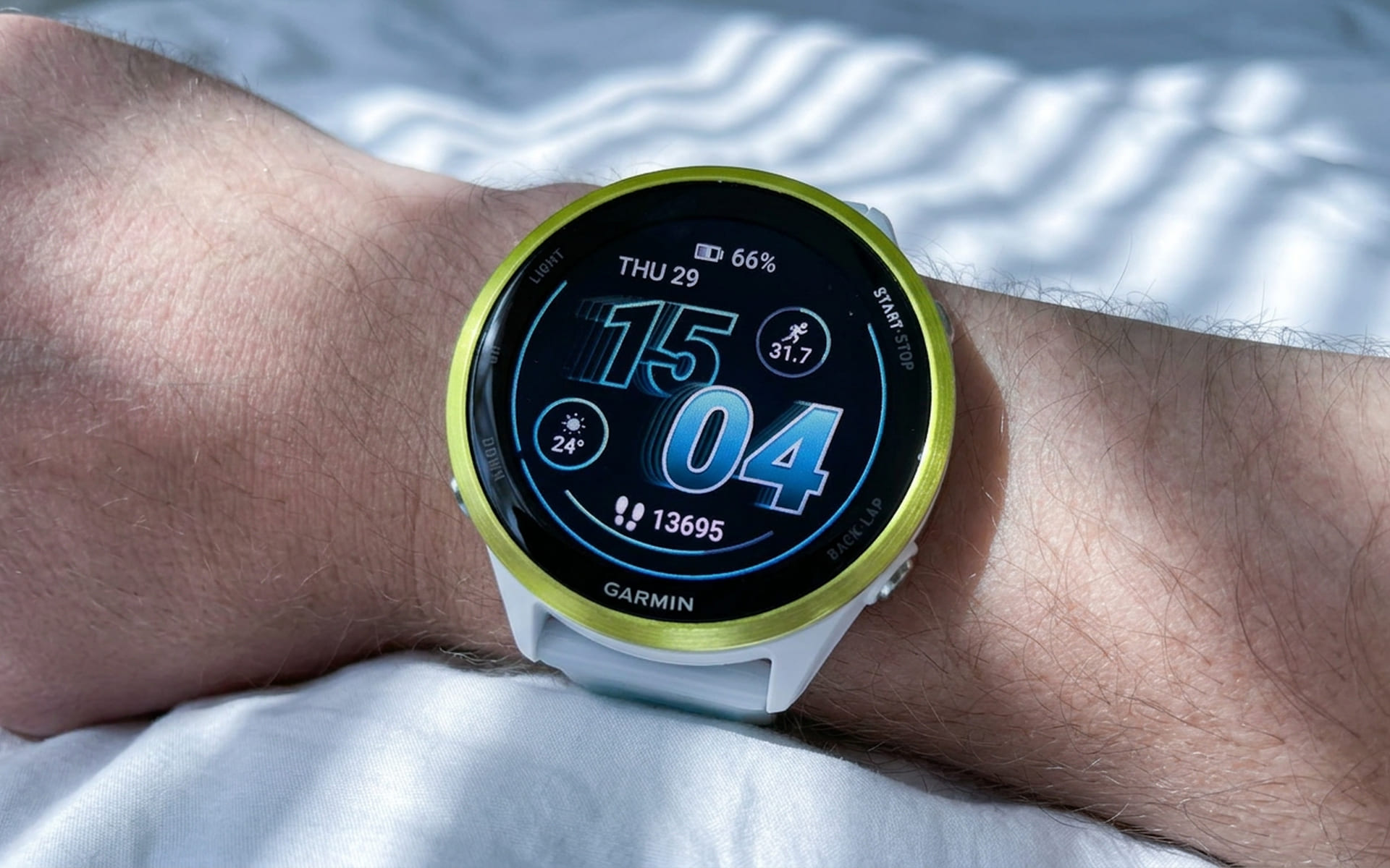 Часы Garmin плотно сидят на запястье